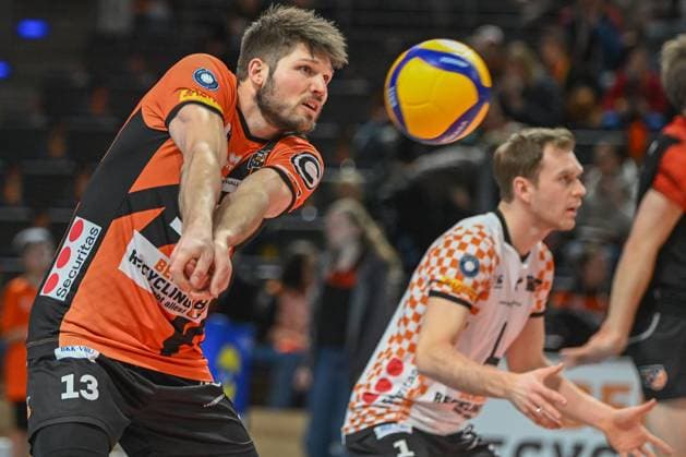 Berlin, Deutschland 21. Januar 2024: 1. VBL - 2023 2024 - Berlin Recycling Volleys vs. VfB Friedrichshafen Im Bild Ruben Schott (BR Volleys) beim warmup Copyright: xFotostandx xReuhlx