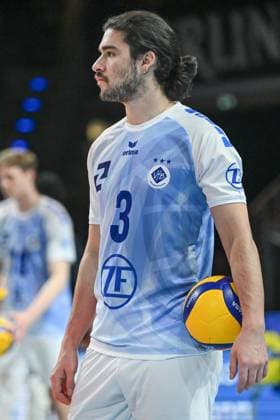 Berlin, Deutschland 21. Januar 2024: 1. VBL - 2023 2024 - Berlin Recycling Volleys vs. VfB Friedrichshafen Im Bild: Sergio Andres Carrillo (VfB Friedrichshafen) beim warmup Copyright: xFotostandx xReuhlx