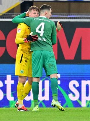21.01.2024 - Fussball - Saison 2023 2024 - 2. Fussball - Bundesliga - 18. Spieltag: SC Paderborn 07 SCP - SpVgg Greuther Fürth ( Kleeblatt ) - Sportfoto Zink - xwoxzix - DFL regulations prohibit any use of photographs as image sequences and or quasi-video - only for editorial use - Jonas Urbig (40, SpVgg Greuther Fürth ) Damian Michalski (4, SpVgg Greuther Fürth ) nach Spielende