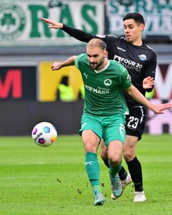 21.01.2024 - Fussball - Saison 2023 2024 - 2. Fussball - Bundesliga - 18. Spieltag: SC Paderborn 07 SCP - SpVgg Greuther Fürth ( Kleeblatt ) - Sportfoto Zink - xwoxzix - DFL regulations prohibit any use of photographs as image sequences and or quasi-video - only for editorial use - Simon Asta (2, SpVgg Greuther Fürth ) vor Raphael Obermair (23, SC Paderborn 07 )