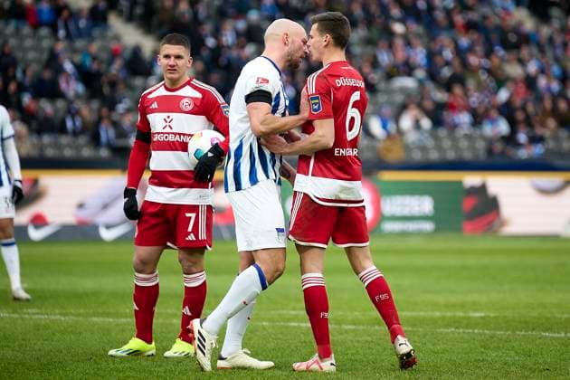 Toni Leistner (Hertha BSC, 37), Yannik Engelhardt (Fortuna Duesseldorf, 06), GER, Hertha BSC vs. Fortuna Duesseldorf, Fussball Herren, 2. Bundesliga, Saison 2023 2024, 18. Spieltag, 21.01.2024. (DFL REGULATIONS PROHIBIT ANY USE OF PHOTOGRAPHS AS IMAGE SEQUENCES AND OR QUASI - VIDEO). GER, Hertha BSC vs. Fortuna Duesseldorf, Fussball Herren, 2. Bundesliga, Saison 2023 2024, 18. Spieltag, 21.01.2024. Berlin