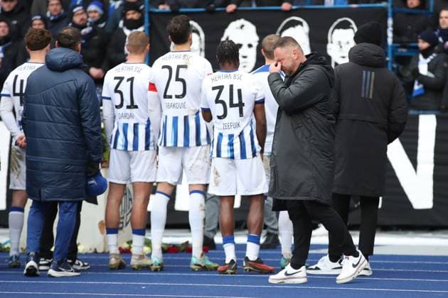 21.01.2024, xtgx, Fussball 2.Bundesliga, Hertha BSC Berlin - Fortuna Duesseldorf emspor, v.l. Trainer Pal Dardai (Hertha BSC Berlin) weint nach Spielende vor der Fankurve (DFL DFB REGULATIONS PROHIBIT ANY USE OF PHOTOGRAPHS as IMAGE SEQUENCES and or QUASI-VIDEO) Berlin