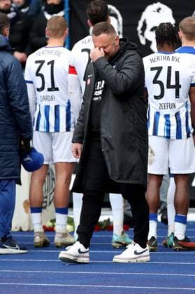 21.01.2024, xtgx, Fussball 2.Bundesliga, Hertha BSC Berlin - Fortuna Duesseldorf emspor, v.l. Trainer Pal Dardai (Hertha BSC Berlin) weint nach Spielende vor der Fankurve (DFL DFB REGULATIONS PROHIBIT ANY USE OF PHOTOGRAPHS as IMAGE SEQUENCES and or QUASI-VIDEO) Berlin