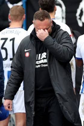 21.01.2024, xtgx, Fussball 2.Bundesliga, Hertha BSC Berlin - Fortuna Duesseldorf emspor, v.l. Trainer Pal Dardai (Hertha BSC Berlin) weint nach Spielende vor der Fankurve (DFL DFB REGULATIONS PROHIBIT ANY USE OF PHOTOGRAPHS as IMAGE SEQUENCES and or QUASI-VIDEO) Berlin
