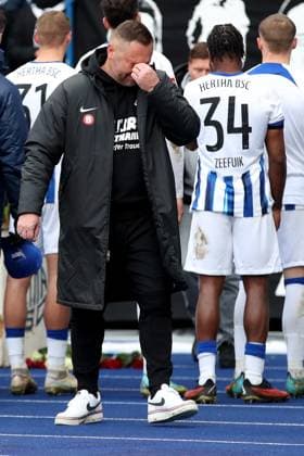21.01.2024, xtgx, Fussball 2.Bundesliga, Hertha BSC Berlin - Fortuna Duesseldorf emspor, v.l. Trainer Pal Dardai (Hertha BSC Berlin) weint nach Spielende vor der Fankurve (DFL DFB REGULATIONS PROHIBIT ANY USE OF PHOTOGRAPHS as IMAGE SEQUENCES and or QUASI-VIDEO) Berlin