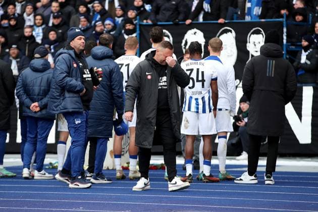 21.01.2024, xtgx, Fussball 2.Bundesliga, Hertha BSC Berlin - Fortuna Duesseldorf emspor, v.l. Trainer Pal Dardai (Hertha BSC Berlin) weint nach Spielende vor der Fankurve (DFL DFB REGULATIONS PROHIBIT ANY USE OF PHOTOGRAPHS as IMAGE SEQUENCES and or QUASI-VIDEO) Berlin