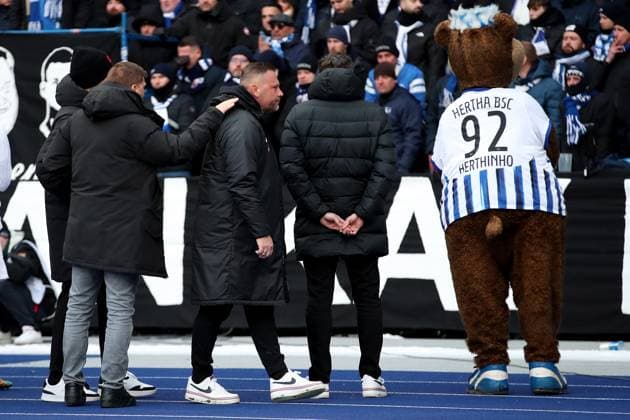 21.01.2024, xtgx, Fussball 2.Bundesliga, Hertha BSC Berlin - Fortuna Duesseldorf emspor, v.l. Trainer Pal Dardai (Hertha BSC Berlin) weint nach Spielende vor der Fankurve (DFL DFB REGULATIONS PROHIBIT ANY USE OF PHOTOGRAPHS as IMAGE SEQUENCES and or QUASI-VIDEO) Berlin