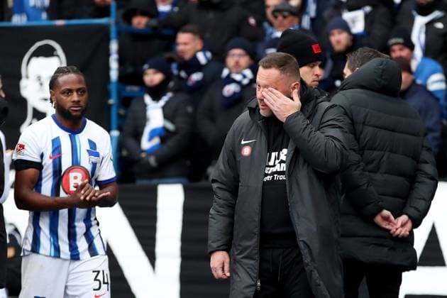 21.01.2024, xtgx, Fussball 2.Bundesliga, Hertha BSC Berlin - Fortuna Duesseldorf emspor, v.l. Trainer Pal Dardai (Hertha BSC Berlin) weint nach Spielende vor der Fankurve (DFL DFB REGULATIONS PROHIBIT ANY USE OF PHOTOGRAPHS as IMAGE SEQUENCES and or QUASI-VIDEO) Berlin