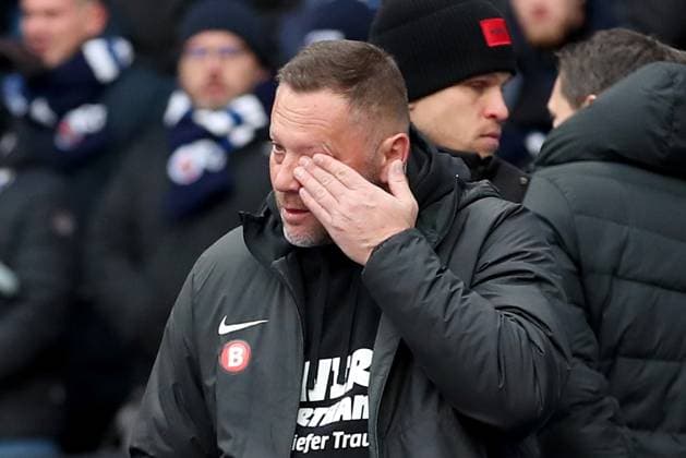21.01.2024, xtgx, Fussball 2.Bundesliga, Hertha BSC Berlin - Fortuna Duesseldorf emspor, v.l. Trainer Pal Dardai (Hertha BSC Berlin) weint nach Spielende vor der Fankurve (DFL DFB REGULATIONS PROHIBIT ANY USE OF PHOTOGRAPHS as IMAGE SEQUENCES and or QUASI-VIDEO) Berlin