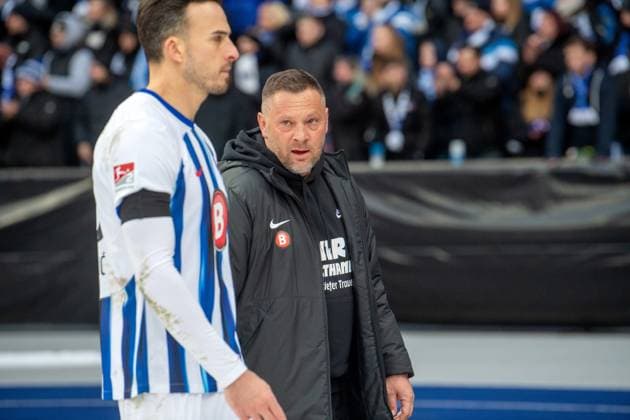 Fussball, Herren, Saison 2023 2024, 2. Bundesliga (18. Spieltag), Hertha BSC - Fortuna Düsseldorf, Gedenken an den verstorbenen Präsidenten Kay Bernstein (Hertha BSC), im Bild: v. l. Haris Tabakovic (Hertha BSC), Trainer Pal Dardai (Hertha BSC) nach Abpfiff, 21.01. 2024,