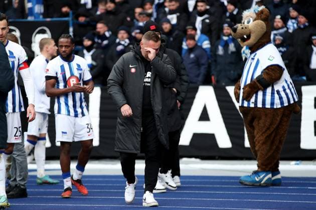 21.01.2024, xtgx, Fussball 2.Bundesliga, Hertha BSC Berlin - Fortuna Duesseldorf emspor, v.l. Trainer Pal Dardai (Hertha BSC Berlin) weint nach Spielende vor der Fankurve (DFL DFB REGULATIONS PROHIBIT ANY USE OF PHOTOGRAPHS as IMAGE SEQUENCES and or QUASI-VIDEO) Berlin
