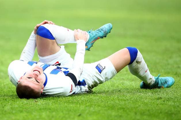 21.01.2024, xtgx, Fussball 2.Bundesliga, Hertha BSC Berlin - Fortuna Duesseldorf emspor, v.l. Marten Winkler (Hertha BSC Berlin) verletzt Verletzung mit Schmerzen am Boden (DFL DFB REGULATIONS PROHIBIT ANY USE OF PHOTOGRAPHS as IMAGE SEQUENCES and or QUASI-VIDEO) Berlin