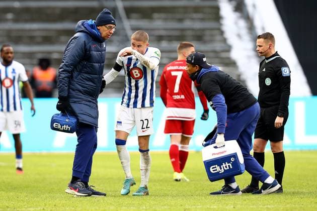 21.01.2024, xtgx, Fussball 2.Bundesliga, Hertha BSC Berlin - Fortuna Duesseldorf emspor, v.l. Marten Winkler (Hertha BSC Berlin) Schiedsrichter Referee Robert Kampka (Köln Koeln) (DFL DFB REGULATIONS PROHIBIT ANY USE OF PHOTOGRAPHS as IMAGE SEQUENCES and or QUASI-VIDEO) Berlin