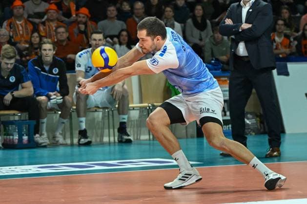 Berlin, Deutschland 21. Januar 2024: 1. VBL - 2023 2024 - Berlin Recycling Volleys vs. VfB Friedrichshafen Im Bild: Ballannahme Tim Peter (VfB Friedrichshafen) Copyright: xFotostandx xReuhlx