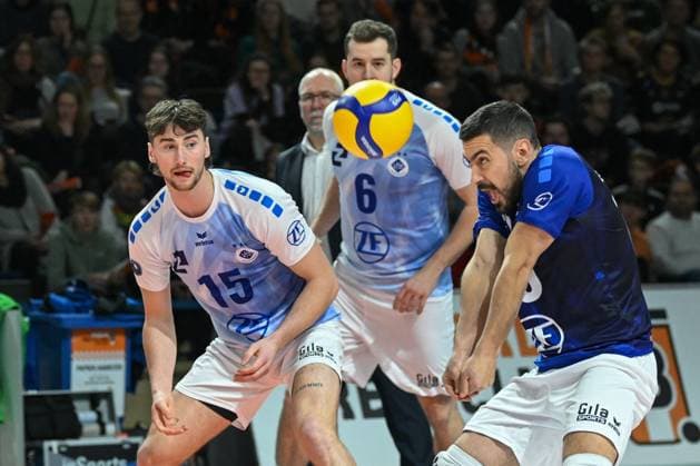 Berlin, Deutschland 21. Januar 2024: 1. VBL - 2023 2024 - Berlin Recycling Volleys vs. VfB Friedrichshafen Im Bild: Ballannahme Nikola Pekovic (VfB Friedrichshafen), v.li.: Jackson Young (VfB Friedrichshafen), Michal Superlak (VfB Friedrichshafen) Copyright: xFotostandx xReuhlx