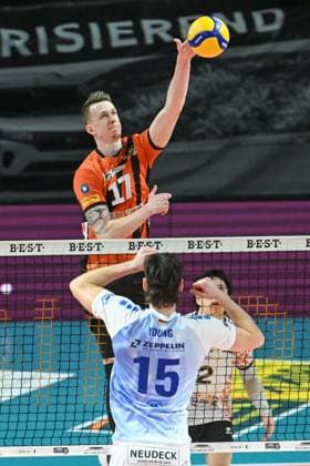 Berlin, Deutschland 21. Januar 2024: 1. VBL - 2023 2024 - Berlin Recycling Volleys vs. VfB Friedrichshafen Im Bild: v. li. im Zweikampf Marek Sotola (BR Volleys), Jackson Young (VfB Friedrichshafen) Copyright: xFotostandx xReuhlx