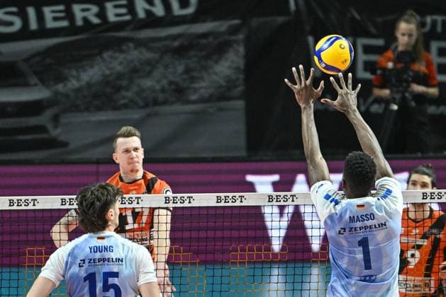 Berlin, Deutschland 21. Januar 2024: 1. VBL - 2023 2024 - Berlin Recycling Volleys vs. VfB Friedrichshafen Im Bild: Jose Israel Masso Alvarez (VfB Friedrichshafen) blockt den Schlag von Marek Sotola (BR Volleys) li. Copyright: xFotostandx xReuhlx