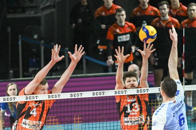 Berlin, Deutschland 21. Januar 2024: 1. VBL - 2023 2024 - Berlin Recycling Volleys vs. VfB Friedrichshafen Im Bild: v. li. im Zweikampf Timo Tammemaa (BR Volleys), Ruben Schott (BR Volleys), Michal Superlak (VfB Friedrichshafen) Copyright: xFotostandx xReuhlx