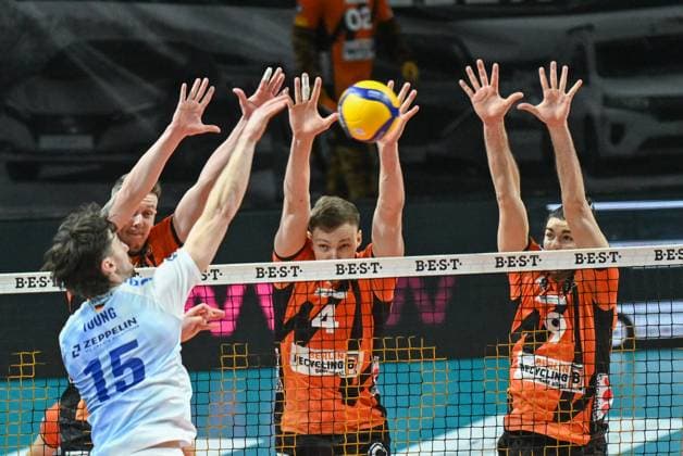 Berlin, Deutschland 21. Januar 2024: 1. VBL - 2023 2024 - Berlin Recycling Volleys vs. VfB Friedrichshafen Im Bild: v. li. im Zweikampf Jackson Young (VfB Friedrichshafen), Marek Sotola (BR Volleys), Timo Tammemaa (BR Volleys), Timothee Carle (BR Volleys) Copyright: xFotostandx xReuhlx