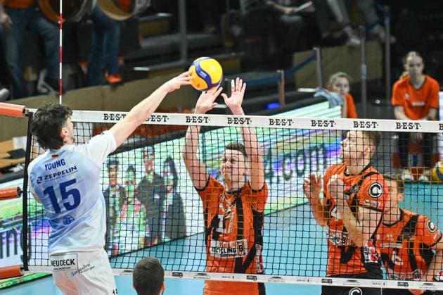 Berlin, Deutschland 21. Januar 2024: 1. VBL - 2023 2024 - Berlin Recycling Volleys vs. VfB Friedrichshafen Im Bild: v. li. im Zweikampf Jackson Young (VfB Friedrichshafen), Marek Sotola (BR Volleys), daneben Timo Tammemaa (BR Volleys) Copyright: xFotostandx xReuhlx