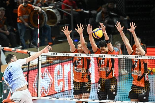 Berlin, Deutschland 21. Januar 2024: 1. VBL - 2023 2024 - Berlin Recycling Volleys vs. VfB Friedrichshafen Im Bild: v.li.: Tim Peter (VfB Friedrichshafen) schlägt den Ball in den Berliner Block von: Cody Kessel (BR Volleys), Nehemiah Mote (BR Volleys), Timothee Carle (BR Volleys) Copyright: xFotostandx xReuhlx