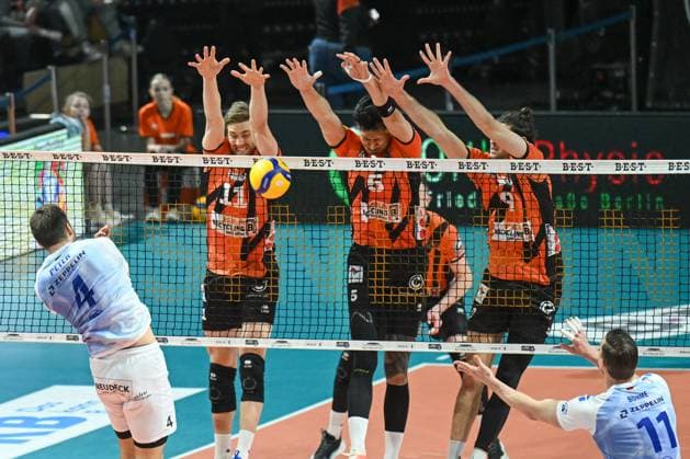 Berlin, Deutschland 21. Januar 2024: 1. VBL - 2023 2024 - Berlin Recycling Volleys vs. VfB Friedrichshafen Im Bild: erfolgreicher Berliner Block aus Cody Kessel (BR Volleys), Nehemiah Mote (BR Volleys), Timothee Carle (BR Volleys), li. Tim Peter (VfB Friedrichshafen) Copyright: xFotostandx xReuhlx