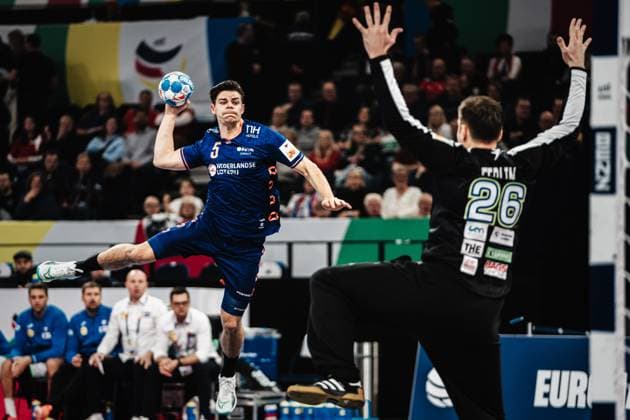 Handball, EM 2024 in Deutschland, Die Highlights Handball Herren EHF EURO 2024 European Championshop Men 2024 Final Tournament Slowenien vs. Niederlande 21.01.2024 Lars Kooij ( 15, Holland, NED) beim Wurf Hamburg Barclays Arena Hamburg Deutschland