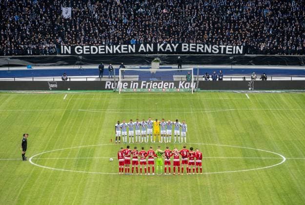 Fussball, Herren, Saison 2023 2024, 2. Bundesliga (18. Spieltag), Hertha BSC - Fortuna Düsseldorf, Gedenken an den verstorbenen Präsidenten Kay Bernstein (Hertha BSC), im Bild: Schweigeminute, während der die Ostkurve ein Transparent mit der Aufschrift In Gedenken an Kay Bernstein zeigt, 21.01. 2024,