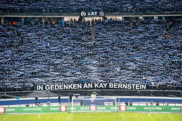 Fussball, Herren, Saison 2023 2024, 2. Bundesliga (18. Spieltag), Hertha BSC - Fortuna Düsseldorf, Gedenken an den verstorbenen Präsidenten Kay Bernstein (Hertha BSC), im Bild: Schweigeminute, Fans von Hertha zeigen Transparent: In Gedenken an Kay Bernstein, 21.01. 2024,