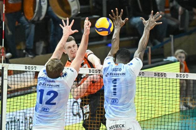 Berlin, Deutschland 21. Januar 2024: 1. VBL - 2023 2024 - Berlin Recycling Volleys vs. VfB Friedrichshafen Im Bild: v. li. im Zweikampf Jan Fornal (VfB Friedrichshafen), Marek Sotola (BR Volleys), Jose Israel Masso Alvarez (VfB Friedrichshafen) Copyright: xFotostandx xReuhlx