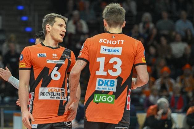 Berlin, Deutschland 21. Januar 2024: 1. VBL - 2023 2024 - Berlin Recycling Volleys vs. VfB Friedrichshafen Im Bild: v.li.: Johannes Tille (BR Volleys), Ruben Schott (BR Volleys) Copyright: xFotostandx xReuhlx