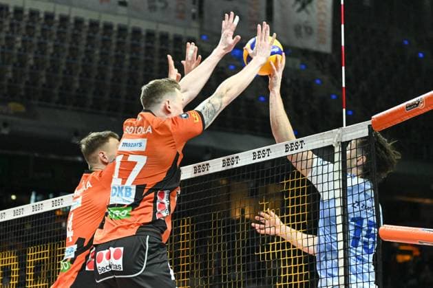 Berlin, Deutschland 21. Januar 2024: 1. VBL - 2023 2024 - Berlin Recycling Volleys vs. VfB Friedrichshafen Im Bild: v. li. im Zweikampf Timo Tammemaa (BR Volleys), Marek Sotola (BR Volleys), Jackson Young (VfB Friedrichshafen) Copyright: xFotostandx xReuhlx