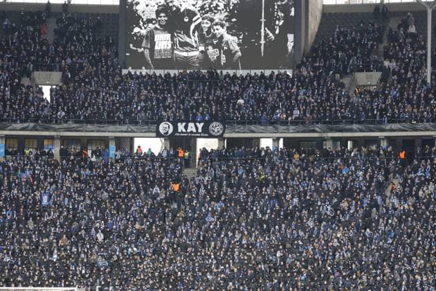 Hertha-Fans, Deutschland, Berlin, Olympiastadion, Fussball, Herren, Saison 2023 2024, 2. Bundesliga (18. Spieltag), Hertha BSC - Fortuna Düsseldorf, Gedenken an den verstorbenen Präsidenten Kay Bernstein (Hertha BSC)