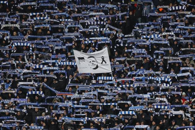 Hertha-Fans, Deutschland, Berlin, Olympiastadion, Fussball, Herren, Saison 2023 2024, 2. Bundesliga (18. Spieltag), Hertha BSC - Fortuna Düsseldorf, Gedenken an den verstorbenen Präsidenten Kay Bernstein (Hertha BSC)