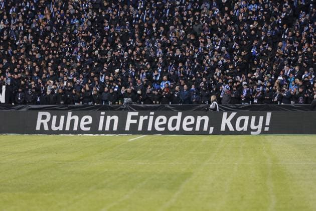 Hertha-Fans, Deutschland, Berlin, Olympiastadion, Fussball, Herren, Saison 2023 2024, 2. Bundesliga (18. Spieltag), Hertha BSC - Fortuna Düsseldorf, Gedenken an den verstorbenen Präsidenten Kay Bernstein (Hertha BSC)