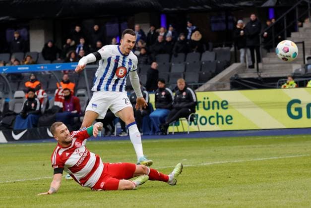 Andre Hoffmann, Fortuna Düsseldorf, Haris Tabakovic, Hertha BSC, Deutschland, Berlin, Olympiastadion, Fussball, Herren, Saison 2023 2024, 2. Bundesliga (18. Spieltag), Hertha BSC - Fortuna Düsseldorf, Gedenken an den verstorbenen Präsidenten Kay Bernstein (Hertha BSC)
