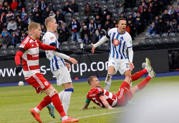 Andre Hoffmann, Fortuna Düsseldorf, Haris Tabakovic, Hertha BSC, Deutschland, Berlin, Olympiastadion, Fussball, Herren, Saison 2023 2024, 2. Bundesliga (18. Spieltag), Hertha BSC - Fortuna Düsseldorf, Gedenken an den verstorbenen Präsidenten Kay Bernstein (Hertha BSC)