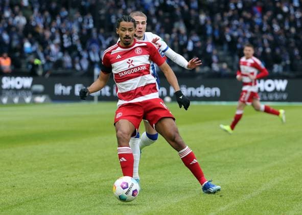 Emmanuel Iyoha, dahinter Marten Winkler Einzelbild Freisteller Aktion Fußball Fussball DFL 2.Bundesliga Herren 18.Spieltag Saison 2023 2024 21.01.2024 Hertha BSC Berlin vs. Fortuna Düsseldorf DFL regulations prohibit any use of photographs as image sequences and or quasi-video