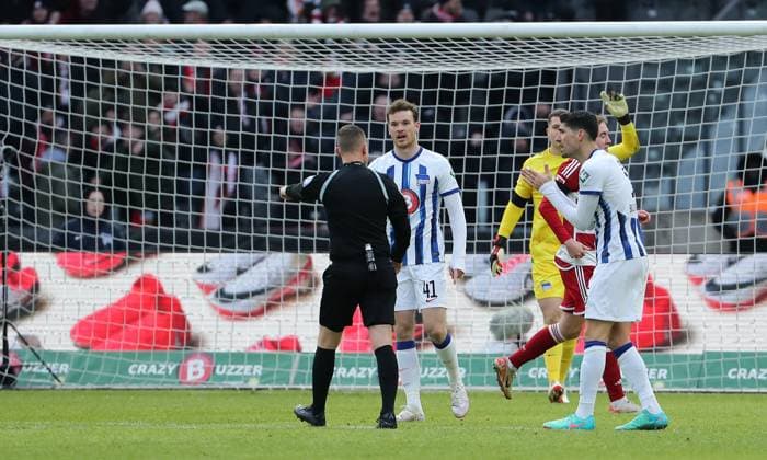 Schiedsrichter Dr. Robert Kampka gibt Elfmeter Strafstoß gegen Berlin Fußball Fussball DFL 2.Bundesliga Herren 18.Spieltag Saison 2023 2024 21.01.2024 Hertha BSC Berlin vs. Fortuna Düsseldorf DFL regulations prohibit any use of photographs as image sequences and or quasi-video