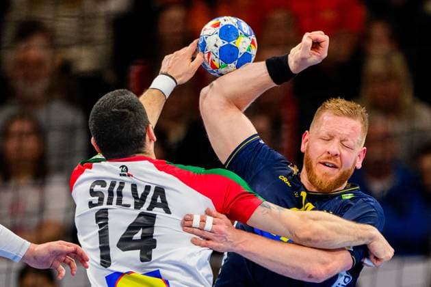 Sport Themen der Woche KW03 Sport Bilder des Tages 240121 Rui Silva of Portugal and Jim Gottfridsson of Sweden during the EHF European Handball Championship match between Sweden and Portugal on January 21, 2024 in Hamburg. Photo: Ludvig Thunman BILDBYRAN kod LT LT0587 handball handboll handball handbolls-em 2024 sverige sweden portugal ehf european handball championship day 11 bbeng *** 240121 Rui Silva of Portugal and Jim Gottfridsson of Sweden during the EHF European Handball Championship match between Sweden and Portugal on January 21, 2024 in Hamburg Photo Ludvig Thunman BILDBYRAN kod LT LT0587 handball handboll handball handballs em 2024 sverige sweden portugal ehf european handball championship day 11 bbeng  Copyright: LUDVIGxTHUNMAN BB240121LT059