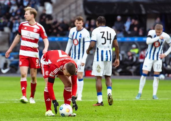 Fussball 2. Bundesliga, Hertha BSC - Fortuna Duesseldorf 21.01.2024, xdanx, Fussball 2. Bundesliga, Hertha BSC - Fortuna Duesseldorf, v.l. Christoph Tzolis (Fortuna Duesseldorf 7),legt sich den Ball zum Elfmeter hin (DFL DFB REGULATIONS PROHIBIT ANY USE OF PHOTOGRAPHS as IMAGE SEQUENCES and or QUASI-VIDEO) Foto: Daniel Lakomski Mix1 Berlin Olympiastadion Berlin Berlin Deutschland (DE)