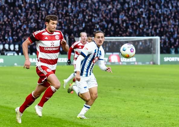 Fussball 2. Bundesliga, Hertha BSC - Fortuna Duesseldorf 21.01.2024, xdanx, Fussball 2. Bundesliga, Hertha BSC - Fortuna Duesseldorf, v.l. Yannick Engelhardt (Fortuna Duesseldorf 6),Michal Karbownik (Hertha BSC 6), Zweikampf, Duell, Kampf, tackle (DFL DFB REGULATIONS PROHIBIT ANY USE OF PHOTOGRAPHS as IMAGE SEQUENCES and or QUASI-VIDEO) Foto: Daniel Lakomski Mix1 Berlin Olympiastadion Berlin Berlin Deutschland (DE)