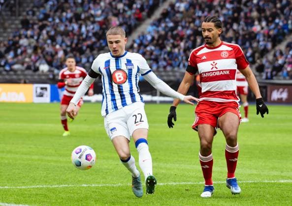 Fussball 2. Bundesliga, Hertha BSC - Fortuna Duesseldorf 21.01.2024, xdanx, Fussball 2. Bundesliga, Hertha BSC - Fortuna Duesseldorf, v.l. Marten Winkler (Hertha BSC 22),Emmanuel Iyoha (Fortuna Duesseldorf 19),Zweikampf, Duell, Kampf, tackle (DFL DFB REGULATIONS PROHIBIT ANY USE OF PHOTOGRAPHS as IMAGE SEQUENCES and or QUASI-VIDEO) Foto: Daniel Lakomski Mix1 Berlin Olympiastadion Berlin Berlin Deutschland (DE)