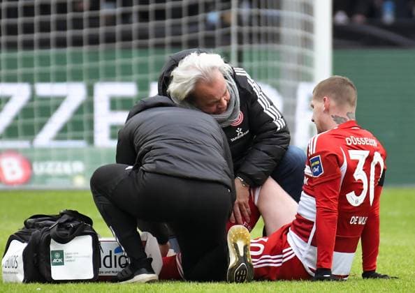 Fussball 2. Bundesliga, Hertha BSC - Fortuna Duesseldorf 21.01.2024, xdanx, Fussball 2. Bundesliga, Hertha BSC - Fortuna Duesseldorf, v.l. Jordy de Wijs (Fortuna Duesseldorf 30), wird verletzt am Boden behandelt (DFL DFB REGULATIONS PROHIBIT ANY USE OF PHOTOGRAPHS as IMAGE SEQUENCES and or QUASI-VIDEO) Foto: Daniel Lakomski Mix1 Berlin Olympiastadion Berlin Berlin Deutschland (DE)