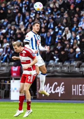 Fussball 2. Bundesliga, Hertha BSC - Fortuna Duesseldorf 21.01.2024, xdanx, Fussball 2. Bundesliga, Hertha BSC - Fortuna Duesseldorf, v.l. Vincent Vermeij (Fortuna Duesseldorf 9),Marc Oliver Kempf (Hertha BSC 20),Zweikampf, Duell, Kampf, tackle (DFL DFB REGULATIONS PROHIBIT ANY USE OF PHOTOGRAPHS as IMAGE SEQUENCES and or QUASI-VIDEO) Foto: Daniel Lakomski Mix1 Berlin Olympiastadion Berlin Berlin Deutschland (DE)