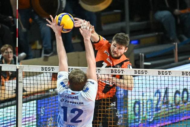 Berlin, Deutschland 21. Januar 2024: 1. VBL - 2023 2024 - Berlin Recycling Volleys vs. VfB Friedrichshafen Im Bild: v. li. im Zweikampf Jan Fornal (VfB Friedrichshafen), Ruben Schott (BR Volleys) Copyright: xFotostandx xReuhlx