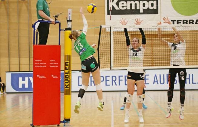 21.01.2024, xmohx, Volleyball 2.Bundesliga Süd, proWIN Volleys TV Holz - DJK Sportbund München Ost emspor, v.l. Lilli Anna Schwarzkopf (Holz), Jana Wiesel und A.Jovy-Heuser (München) (DFL DFB REGULATIONS PROHIBIT ANY USE OF PHOTOGRAPHS as IMAGE SEQUENCES and or QUASI-VIDEO) Saarbrücken