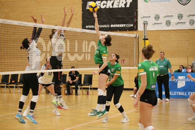 21.01.2024, xmohx, Volleyball 2.Bundesliga Süd, proWIN Volleys TV Holz - DJK Sportbund München Ost emspor, v.l. Standhardinger und Diana Ittlinger (München), Greta Mittler (Holz) (DFL DFB REGULATIONS PROHIBIT ANY USE OF PHOTOGRAPHS as IMAGE SEQUENCES and or QUASI-VIDEO) Saarbrücken
