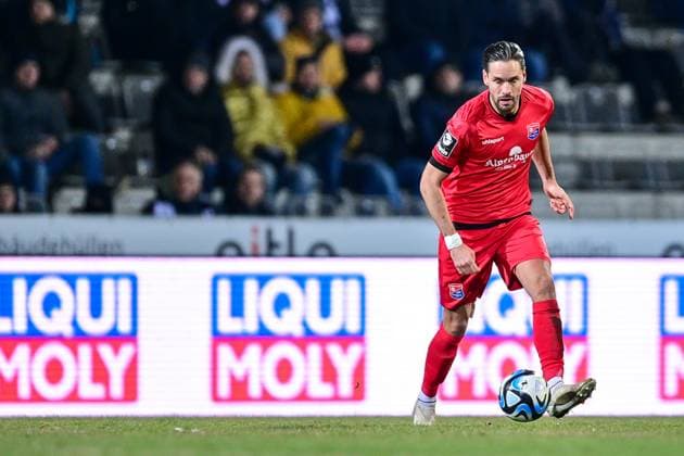 Josef Welzmüller (Welzmueller, Unterhaching, 5) am Ball, Freisteller, Ganzkörper, Einzelbild, Aktion, Action, 21.01.2024, Aalen (Deutschland), Fussball, 3. Liga, SSV Ulm 1846 Fußball- SpVgg Unterhaching, DFB DFL REGULATIONS PROHIBIT ANY USE OF PHOTOGRAPHS AS IMAGE SEQUENCES AND OR QUASI-VIDEO. *** Josef Welzmüller Welzmueller, Unterhaching, 5 on the ball, cropped, full body, single image, action, action, 21 01 2024, Aalen Germany , Soccer, 3 Liga, SSV Ulm 1846 Fußball SpVgg Unterhaching, DFB DFL REGULATIONS PROHIBIT ANY USE OF PHOTOGRAPHS AS IMAGE SEQUENCES AND OR QUASI VIDEO xslx