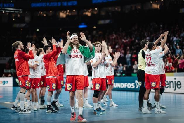 Handball, EM 2024 in Deutschland, Die Highlights Sport Bilder des Tages Handball Herren EHF EURO 2024 European Championshop Men 2024 Final Tournament Norwegen vs. Dänemark 21.01.2024 Mikkel Hansen ( 24, Dänemark, DEN) applaudiert den Fans nach dem Spiel Hamburg Barclays Arena Hamburg Deutschland